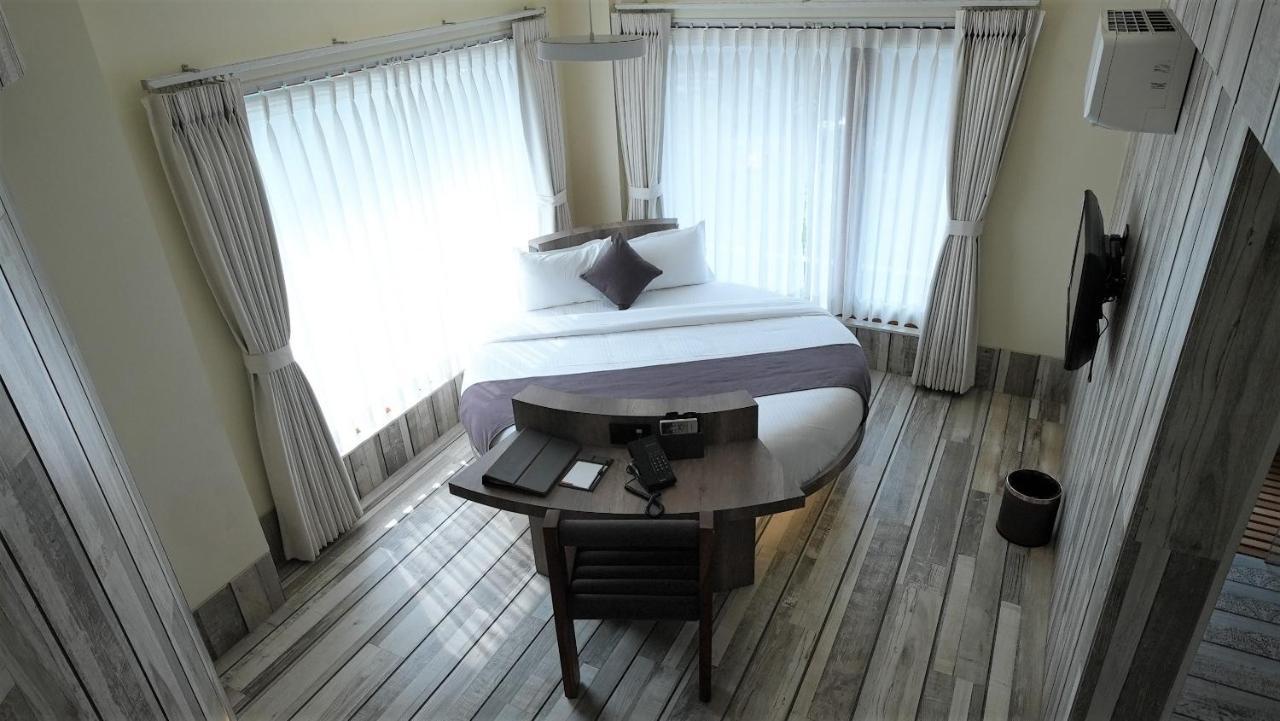De Glance Hotel Surat Ngoại thất bức ảnh