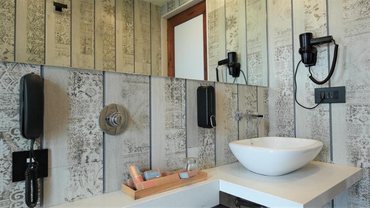 De Glance Hotel Surat Ngoại thất bức ảnh