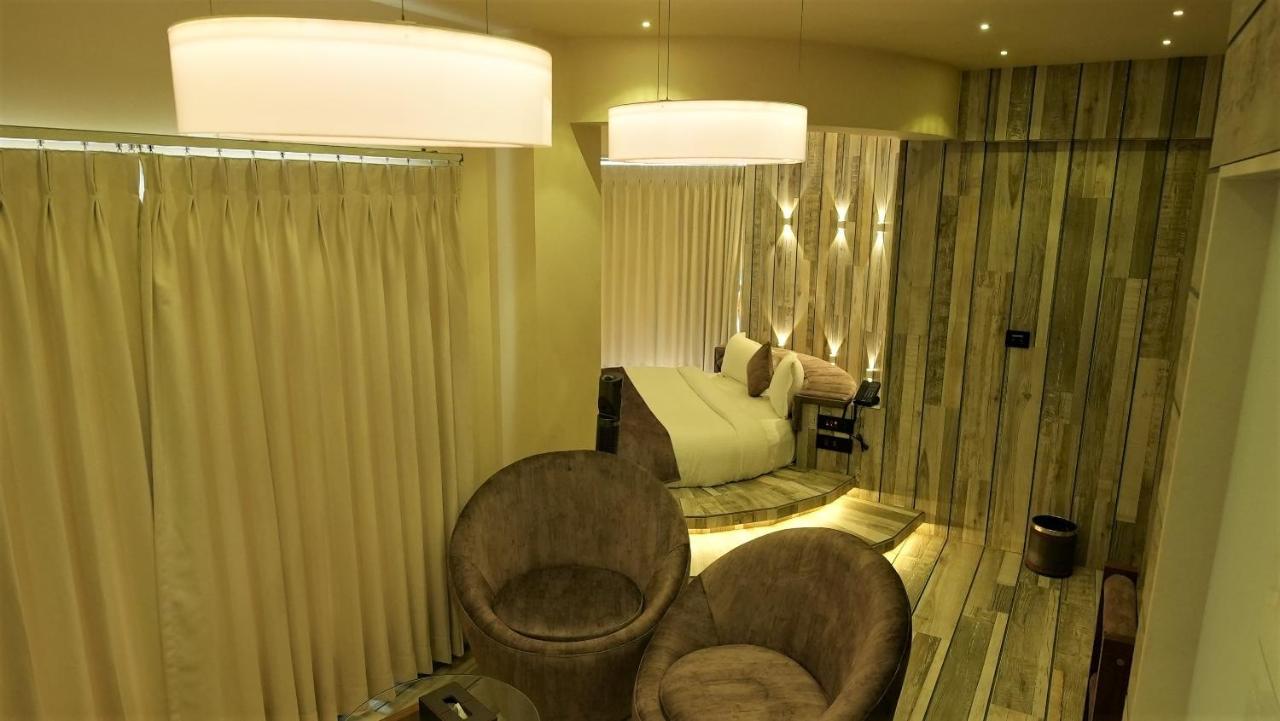 De Glance Hotel Surat Ngoại thất bức ảnh