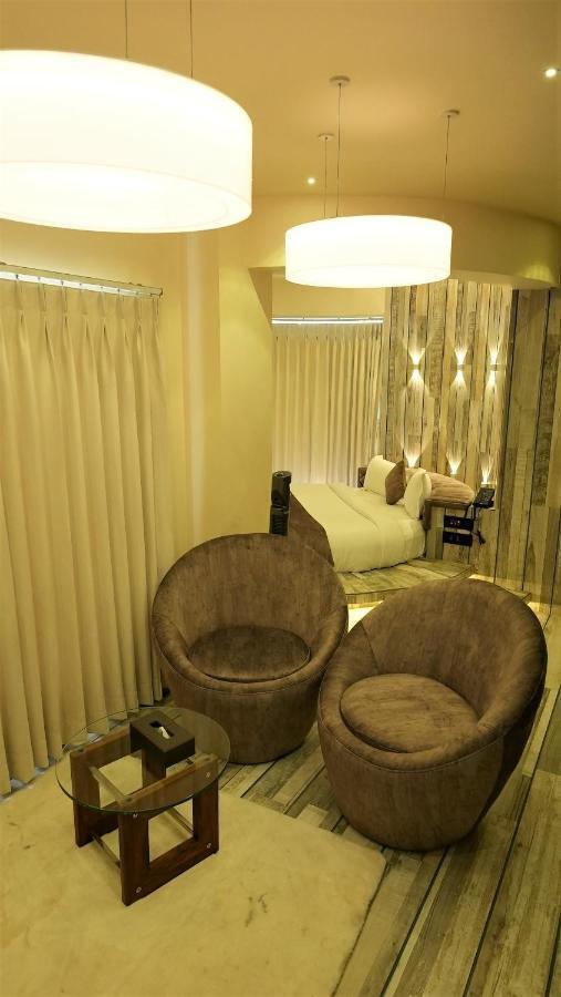 De Glance Hotel Surat Ngoại thất bức ảnh