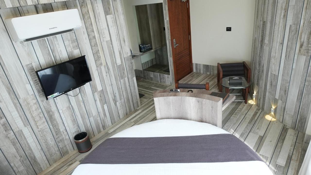 De Glance Hotel Surat Ngoại thất bức ảnh