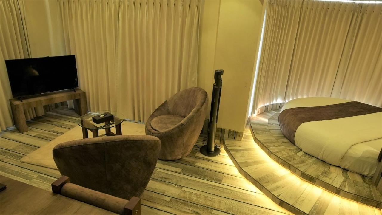 De Glance Hotel Surat Ngoại thất bức ảnh