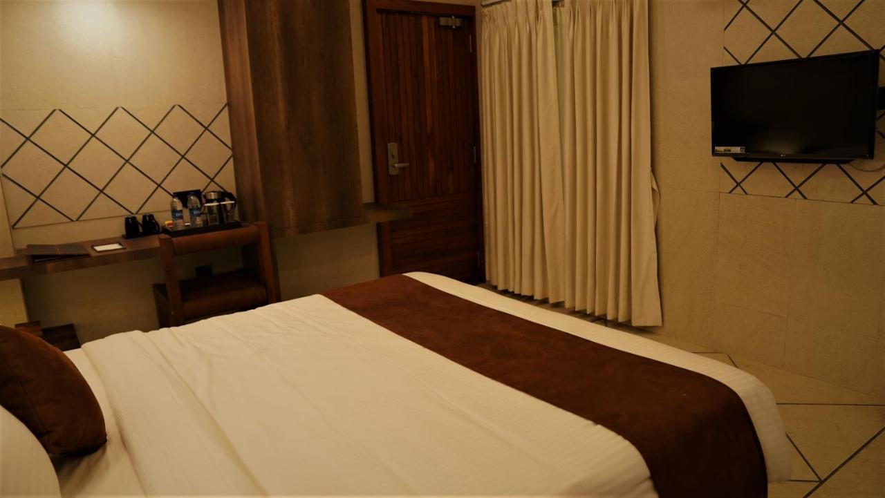 De Glance Hotel Surat Ngoại thất bức ảnh