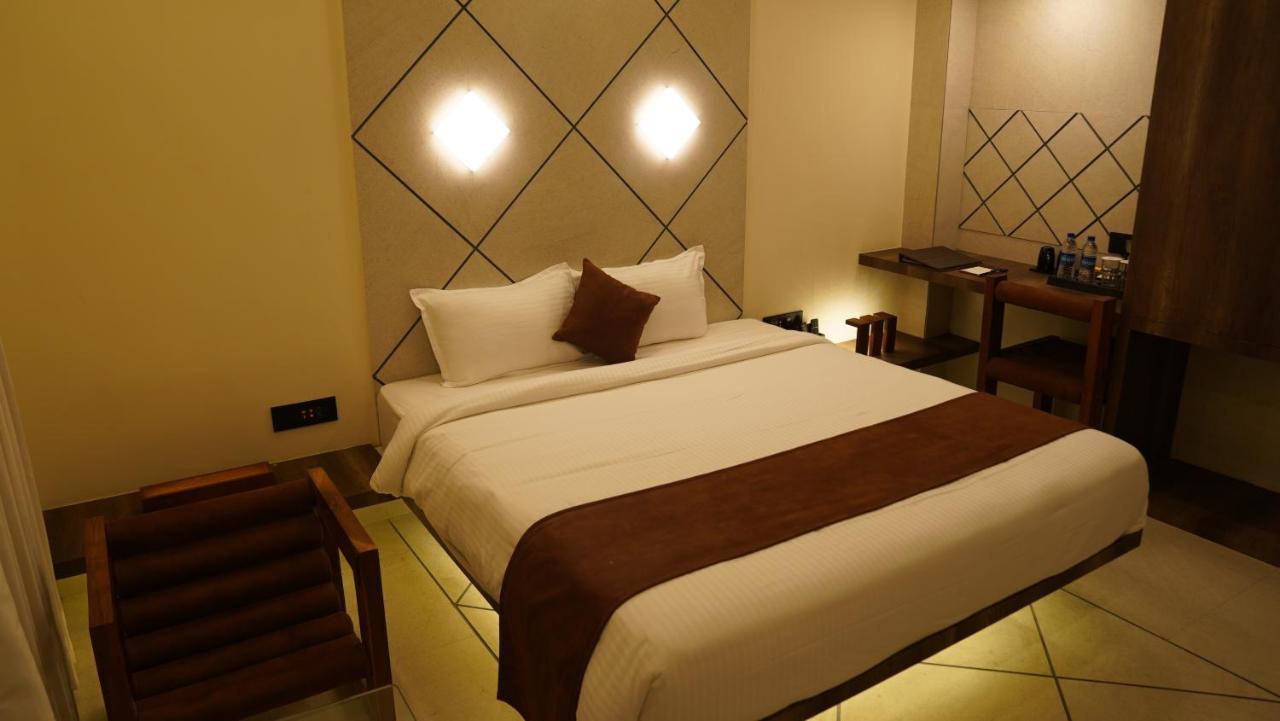 De Glance Hotel Surat Ngoại thất bức ảnh