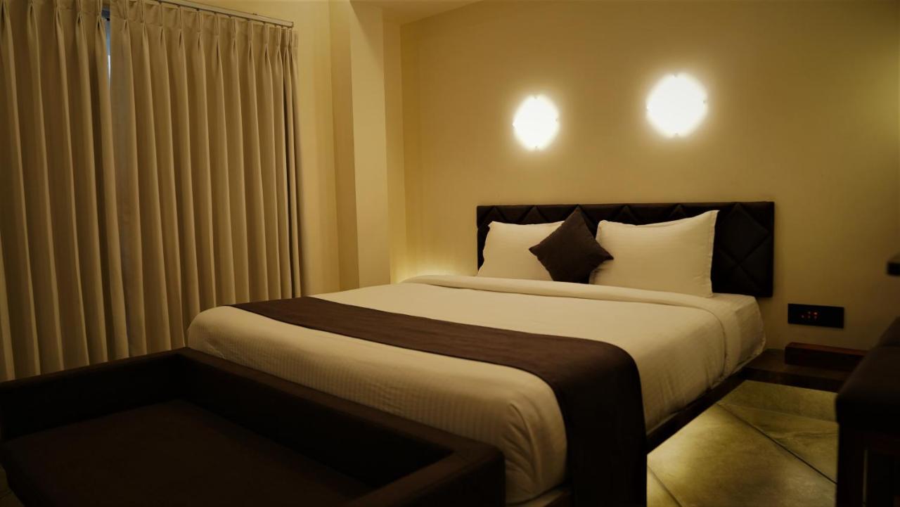 De Glance Hotel Surat Ngoại thất bức ảnh