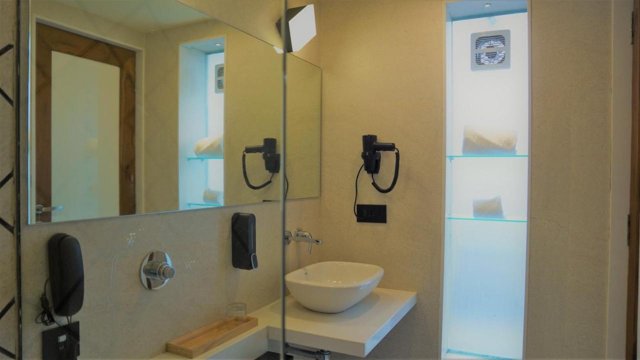 De Glance Hotel Surat Ngoại thất bức ảnh