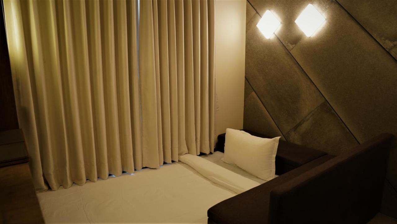 De Glance Hotel Surat Ngoại thất bức ảnh