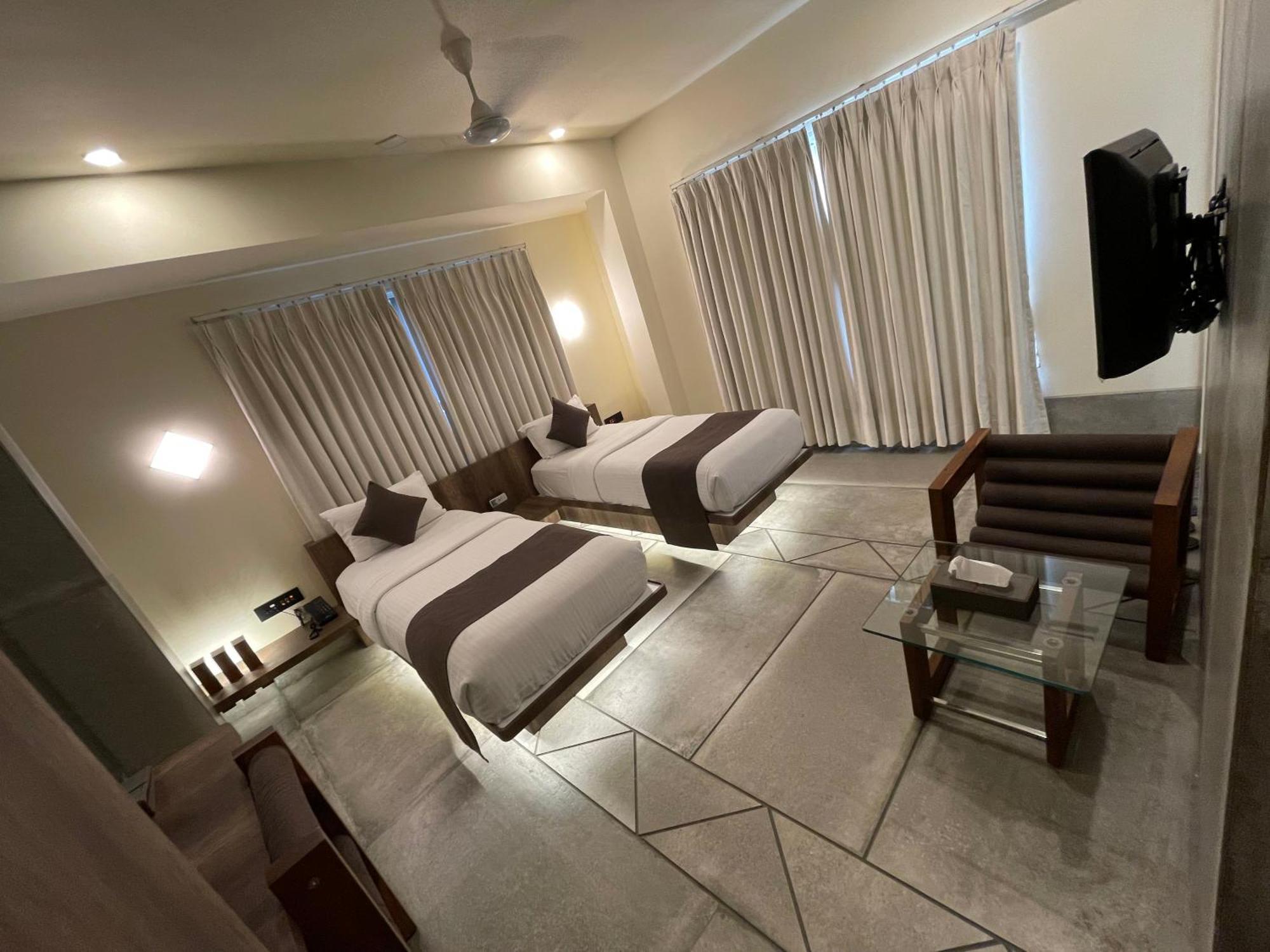 De Glance Hotel Surat Ngoại thất bức ảnh