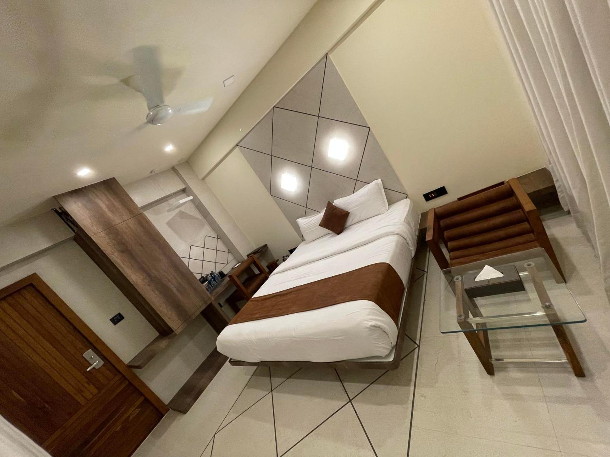 De Glance Hotel Surat Ngoại thất bức ảnh
