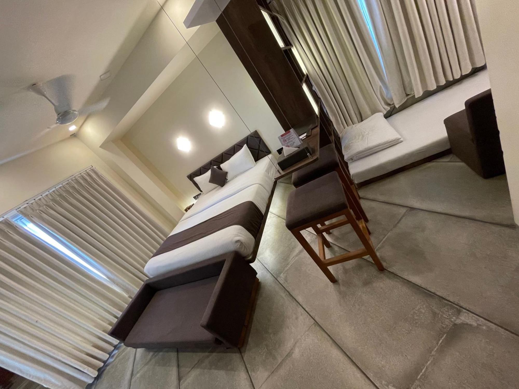 De Glance Hotel Surat Ngoại thất bức ảnh