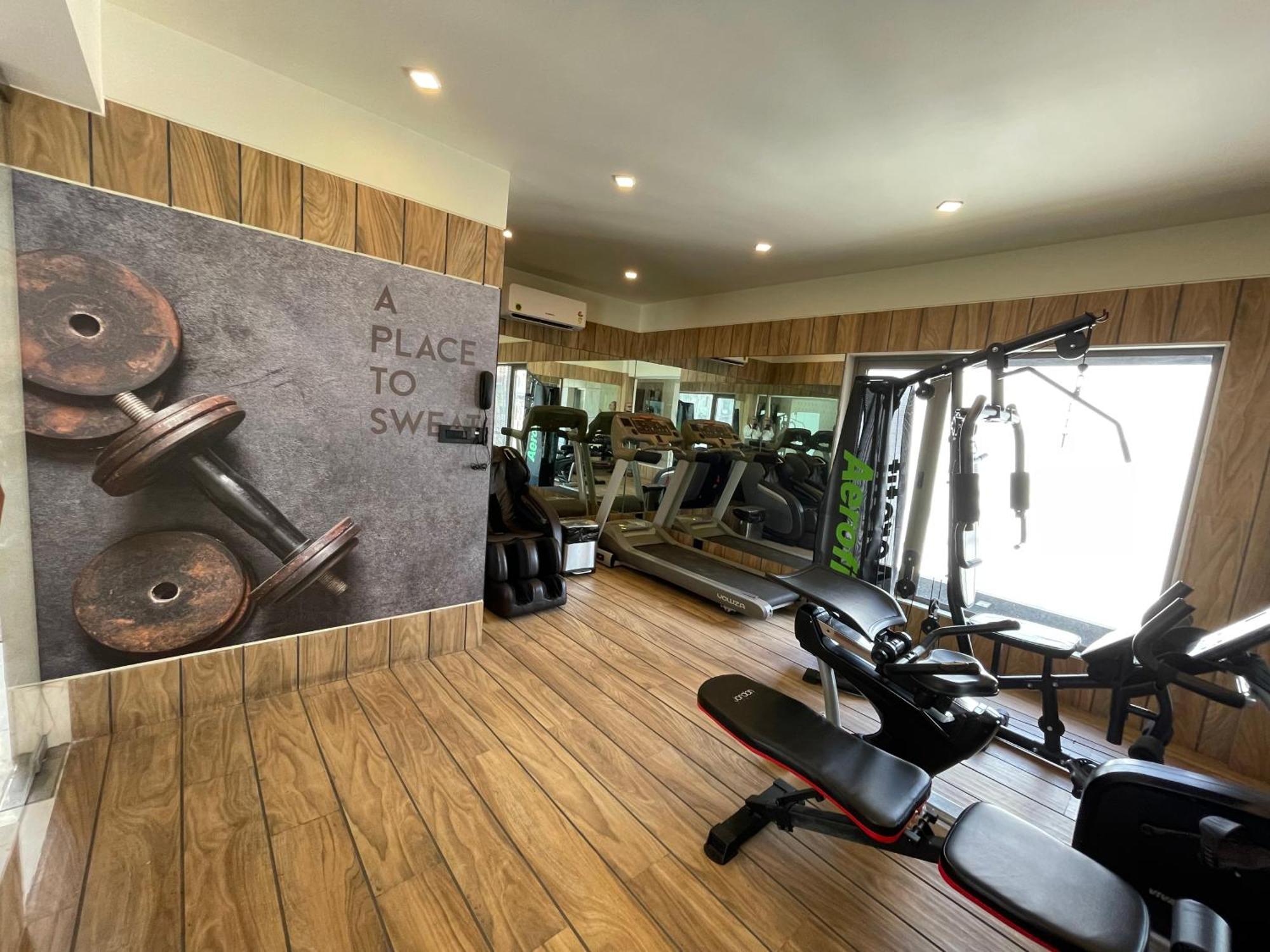 De Glance Hotel Surat Ngoại thất bức ảnh