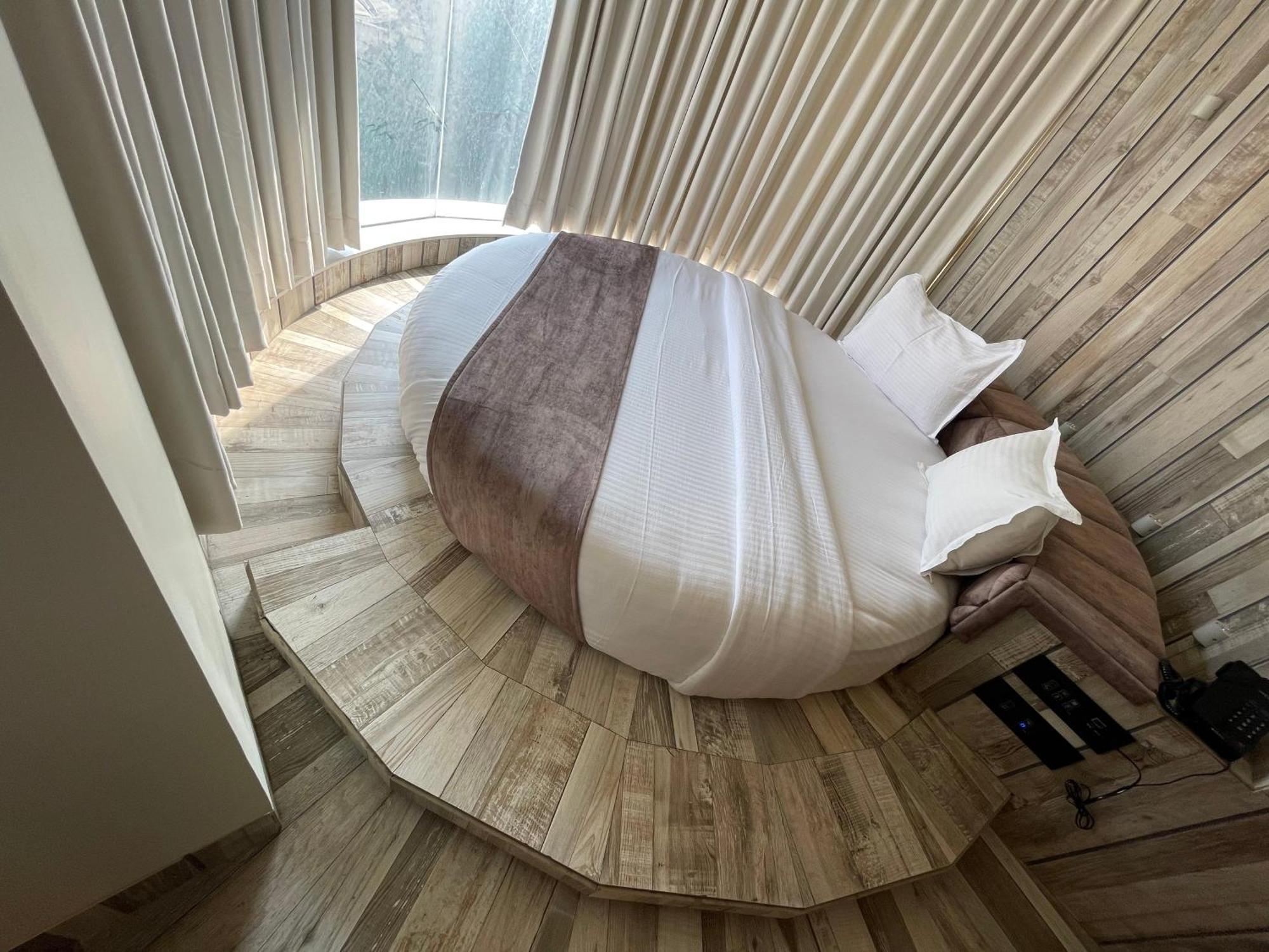 De Glance Hotel Surat Ngoại thất bức ảnh